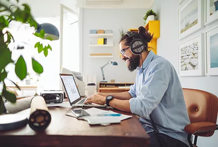 Client using Servcorp's virtual office services and receiving professional support from home.